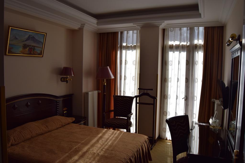 Suite Familiare con 2 Camere da Letto (2 Adulti + 2 Bambini)